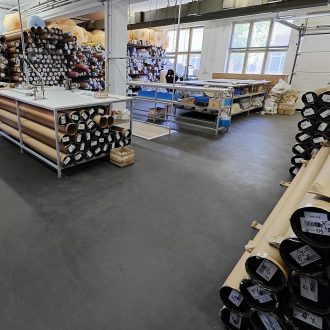 Podlaha do výrobní haly: Jak vybrat řešení na 10+ let