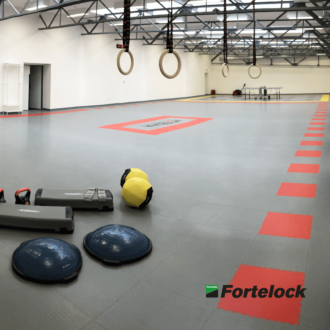 Fitness podlaha: PVC, guma, nebo vinyl? Jak si vybrat tu správnou