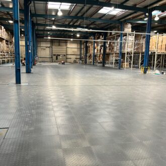 Podlaha pod regály: Jaké zatížení musí vydržet a proč na tom záleží