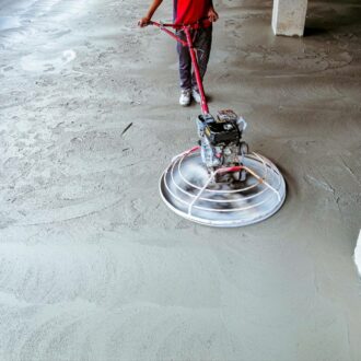 Podlaha na nerovný beton: Řešení bez frézování