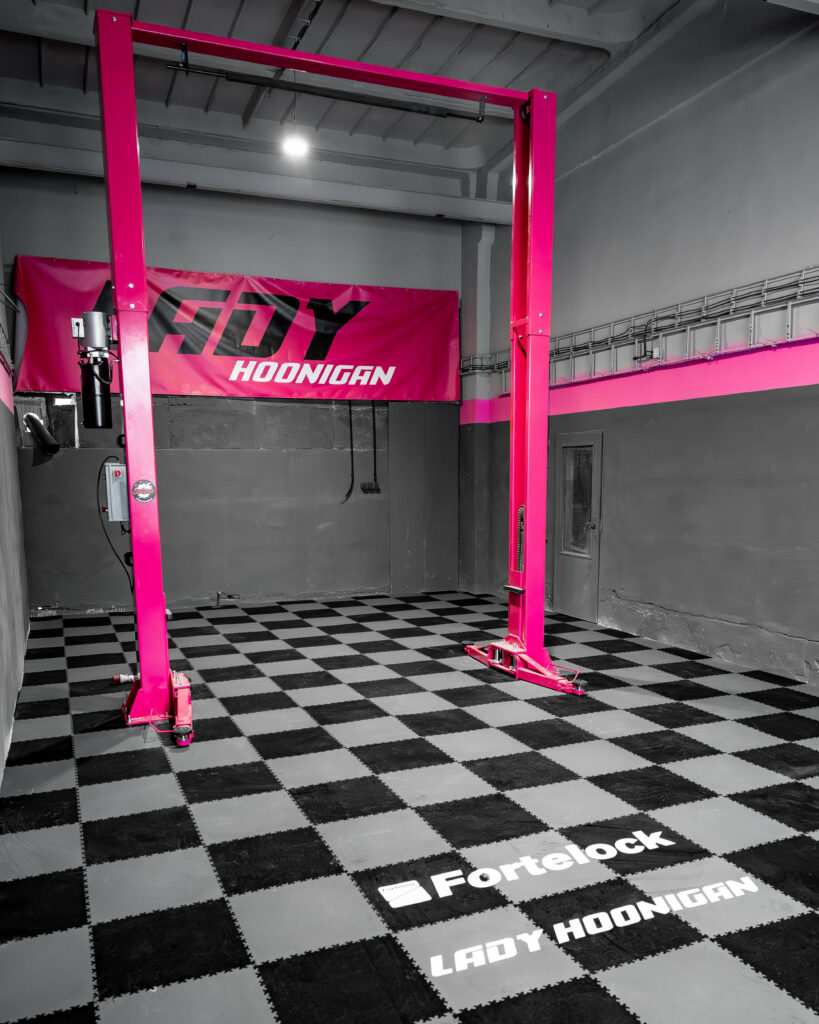 Dílna Lady Hoonigan, SK