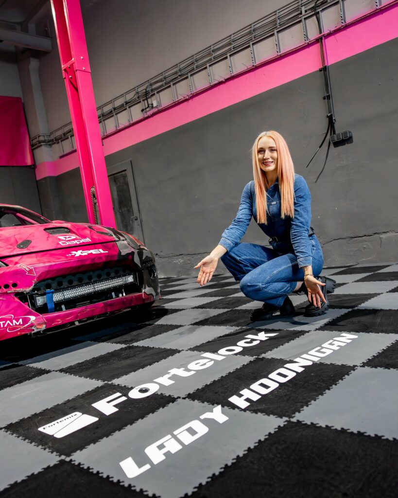 Dílna Lady Hoonigan, SK