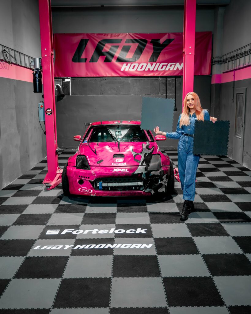 Dílna Lady Hoonigan, SK